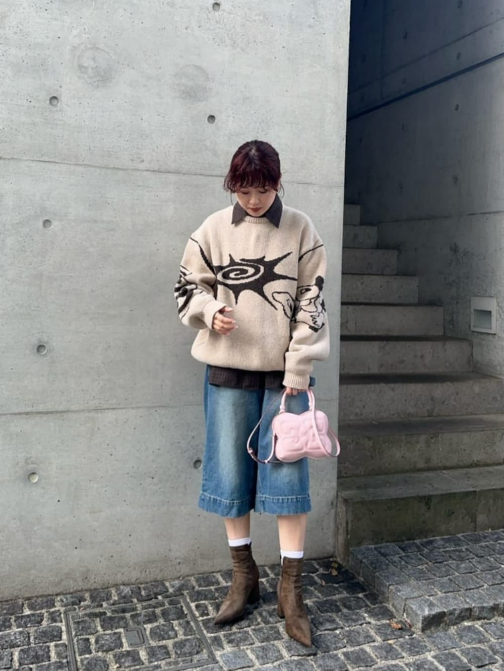 ブルー系のデニムパンツ、ブラウン系のシャツ/ブラウス、ブラウン系のブーツを着用したレディースの秋コーディネートの2枚目の写真