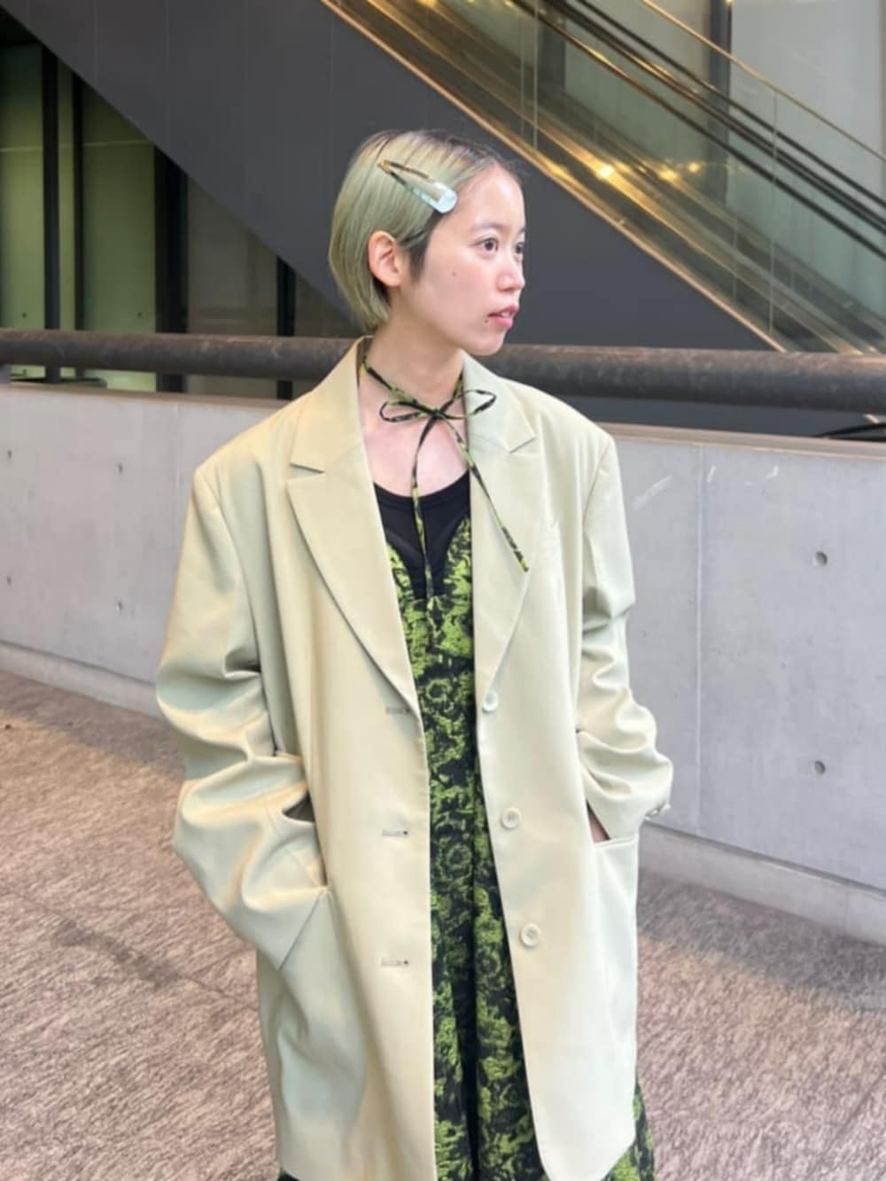 グリーン系のワンピース、グリーン系のテーラードジャケット、グレー系のタンクトップを着用したレディースの冬コーディネートの2枚目の写真