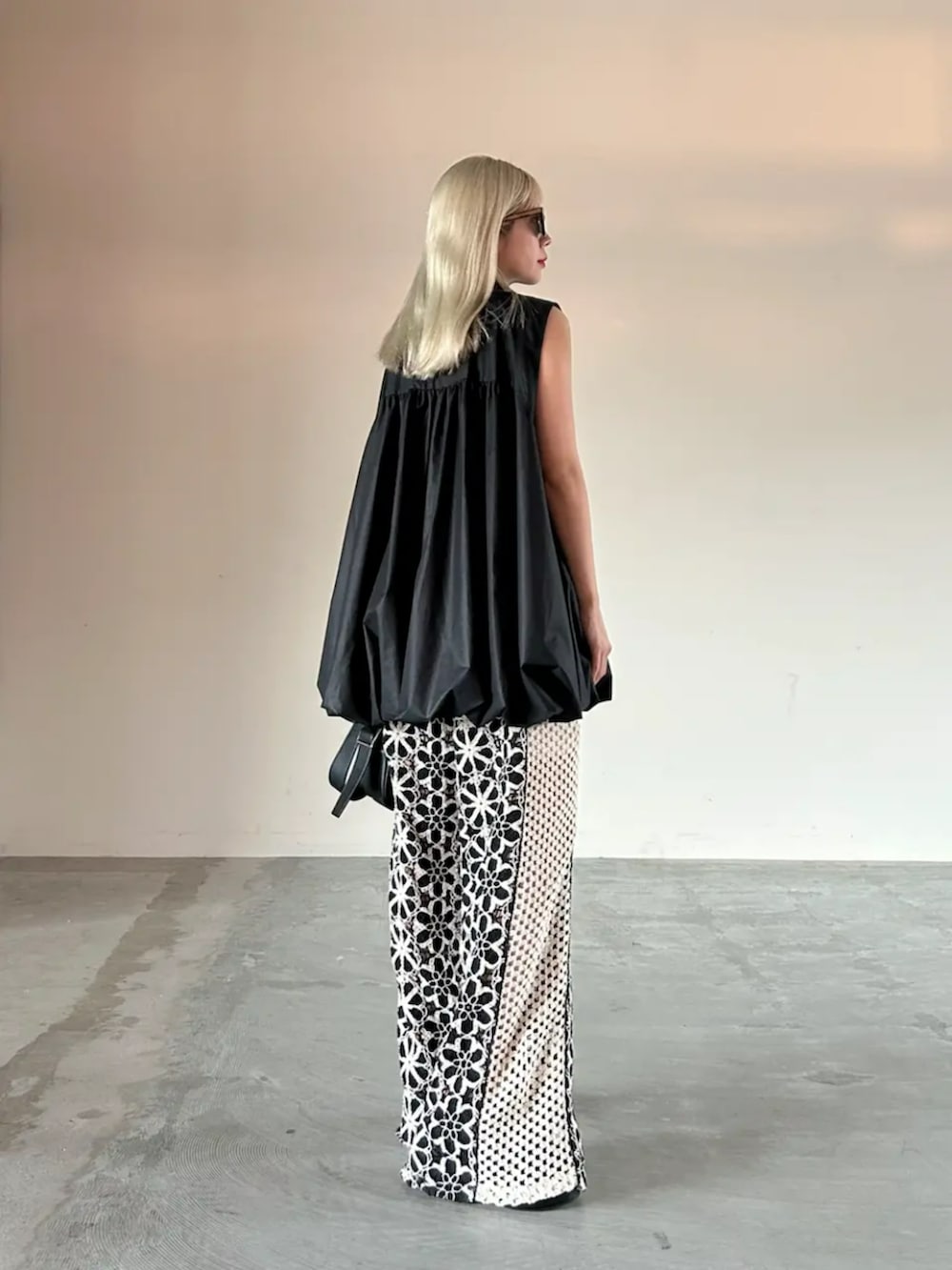 ブラック系のボストンバッグ、その他のその他パンツ、ブラック系のシャツ/ブラウスを着用したレディースの春コーディネートの4枚目の写真