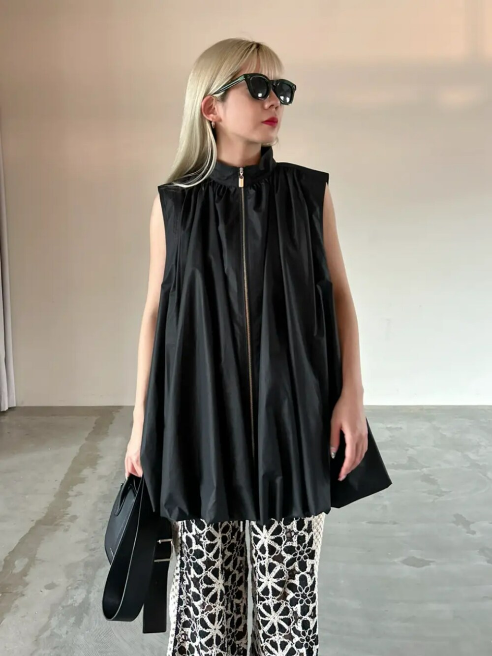 ブラック系のボストンバッグ、その他のその他パンツ、ブラック系のシャツ/ブラウスを着用したレディースの春コーディネートの2枚目の写真