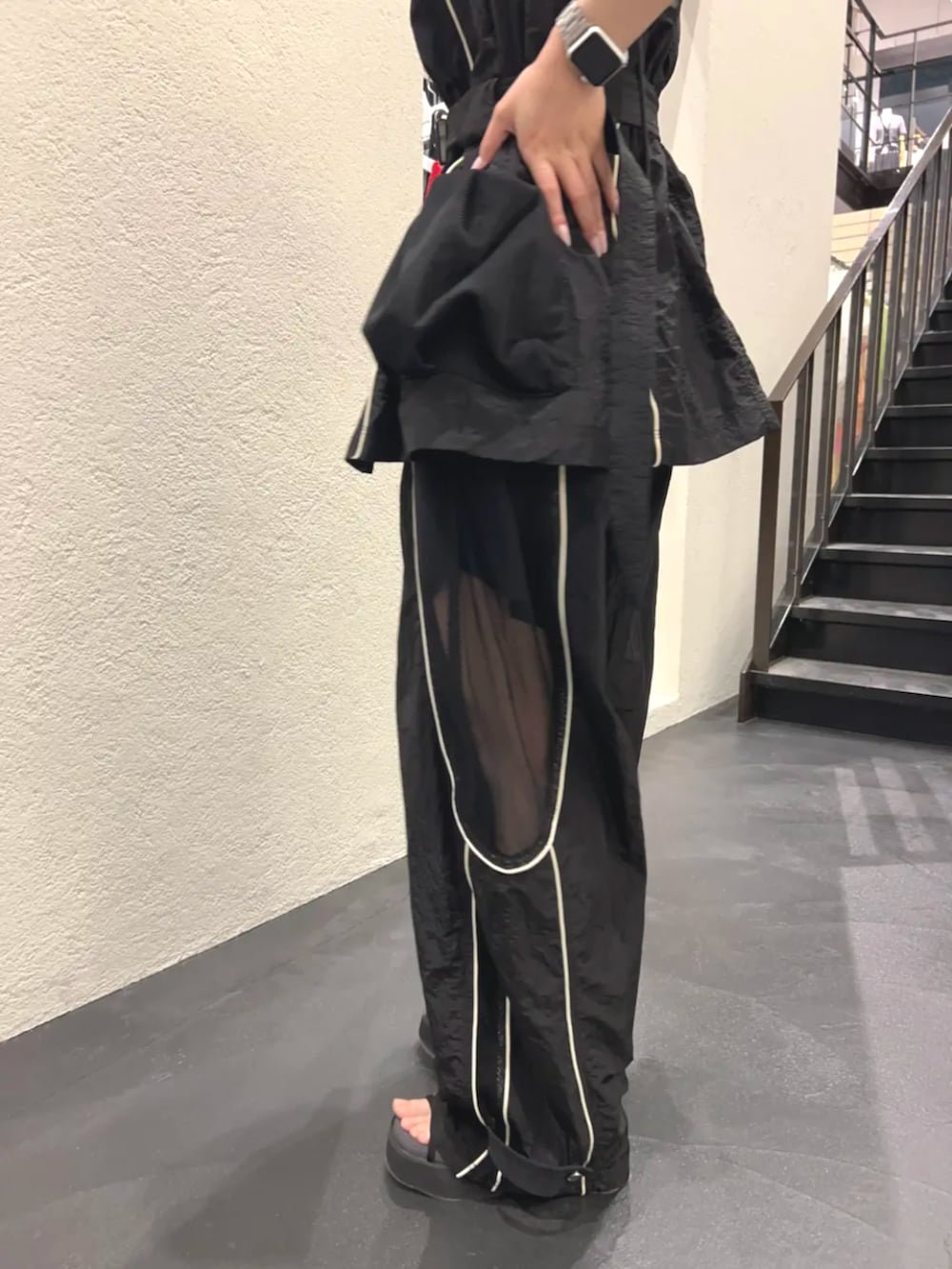 その他のTシャツ/カットソー、ブラック系のシャツ/ブラウス、ブラック系のその他パンツを着用したレディースの夏コーディネートの5枚目の写真