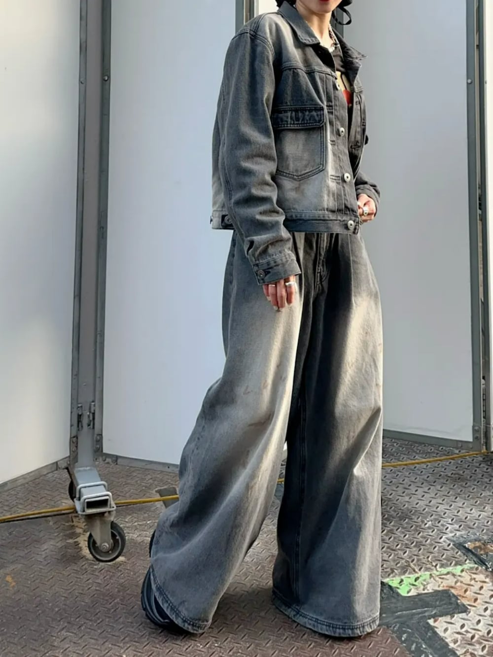 「メゾンスペシャル、maisonspecial、春コーデ、デニム、デニムジャケット、デニムパンツ、セットアップ、ストリート、ワイドパンツ、お出かけコーデ、大人女子」｜「MAISON SPECIALの【25SPRING PRE-ORDER】Mud Draw Ring Die Denim Jacket/マッドダイリングデニムジャケット【MAISON SPECIAL/メゾンスペシャル】■セットアップ対応■（デニムジャケット、グレー系）」を使った、MAISON SPECIALさん（レディース・155cm）の春コーディネートの2枚目の写真