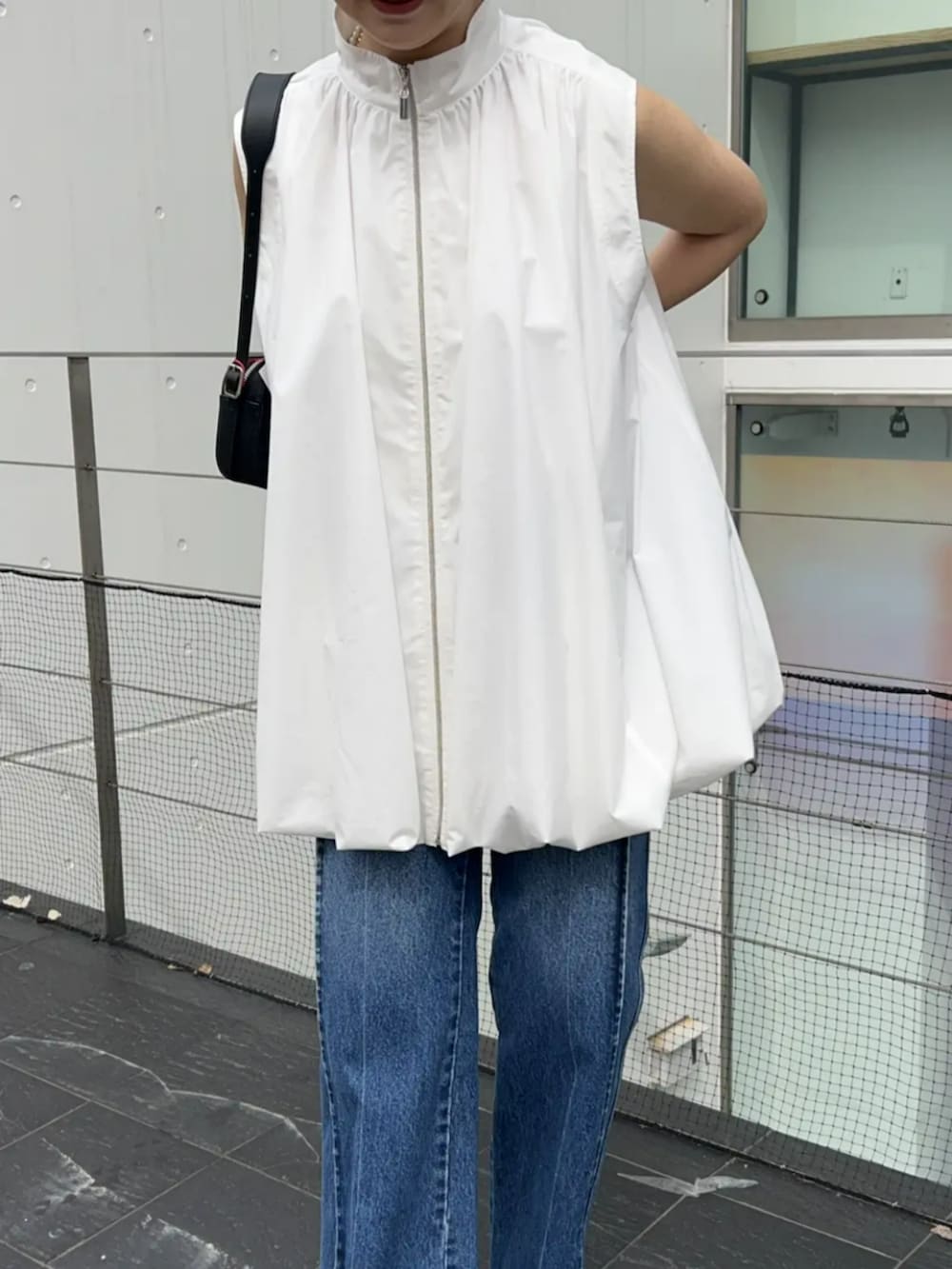 「メゾンスペシャル、maisonspecial、夏コーデ、チュニック、ブラウス、ノースリーブ、デニム、フレアパンツ、お出かけコーデ、シンプルスタイル、春色、ショルダーバッグ、パンツコーデ、大人女子、レディースファッション」｜「MAISON SPECIALの【25SPRING PRE-ORDER】Round Shape Bag/ラウンドシェイプバッグ【MAISON SPECIAL/メゾンスペシャル】（ショルダーバッグ、ブラック系）」を使った、MAISON SPECIALさん（レディース・169cm）の春コーディネートの2枚目の写真