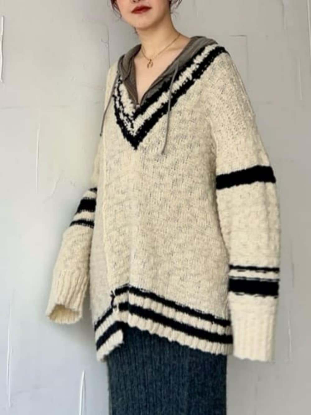 レッド系のパンプス、ブラウン系のパーカー、ホワイト系のニット/セーターを着用したレディースの秋コーディネートの2枚目の写真