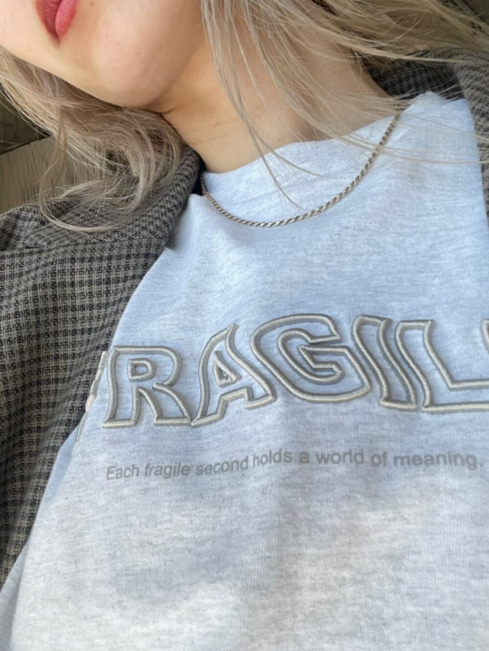 ブラウン系のテーラードジャケット、レッド系のスウェットパンツ、グレー系のTシャツ/カットソーを着用したレディースの冬コーディネートの3枚目の写真
