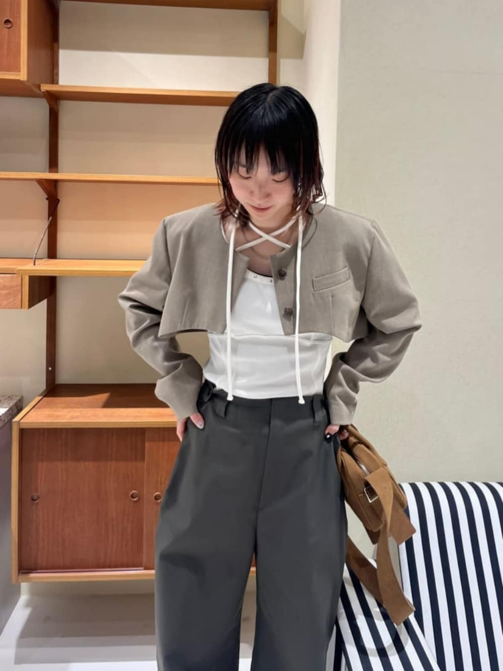 「メゾンスペシャル、maisonspecial、春コーデ、お出かけコーデ、チノパン、ボレロ、ジャケット、シンプルコーデ、きれいめカジュアル、春服コーデ、オトナ女子、春先取り、レディースファッション」｜「MAISON SPECIALのMulti Fabric Sabot Sandals/マルチファブリックサボ【MAISON SPECIAL/メゾンスペシャル】（スリッポン、グリーン系）」を使った、MAISON SPECIALさん（レディース・163cm）の冬コーディネートの2枚目の写真