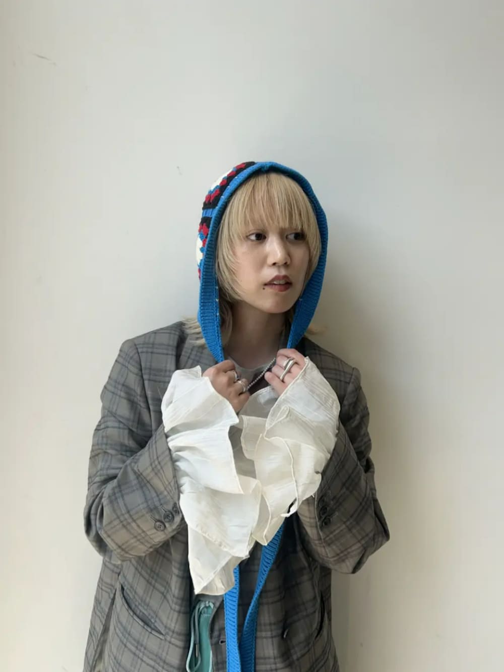 その他のTシャツ/カットソー、ベージュ系のテーラードジャケット、ブルー系のその他パンツを着用したレディースの夏コーディネートの2枚目の写真