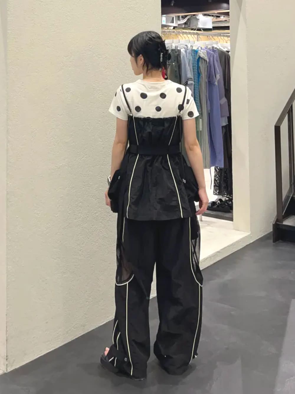 その他のTシャツ/カットソー、ブラック系のシャツ/ブラウス、ブラック系のその他パンツを着用したレディースの夏コーディネートの2枚目の写真