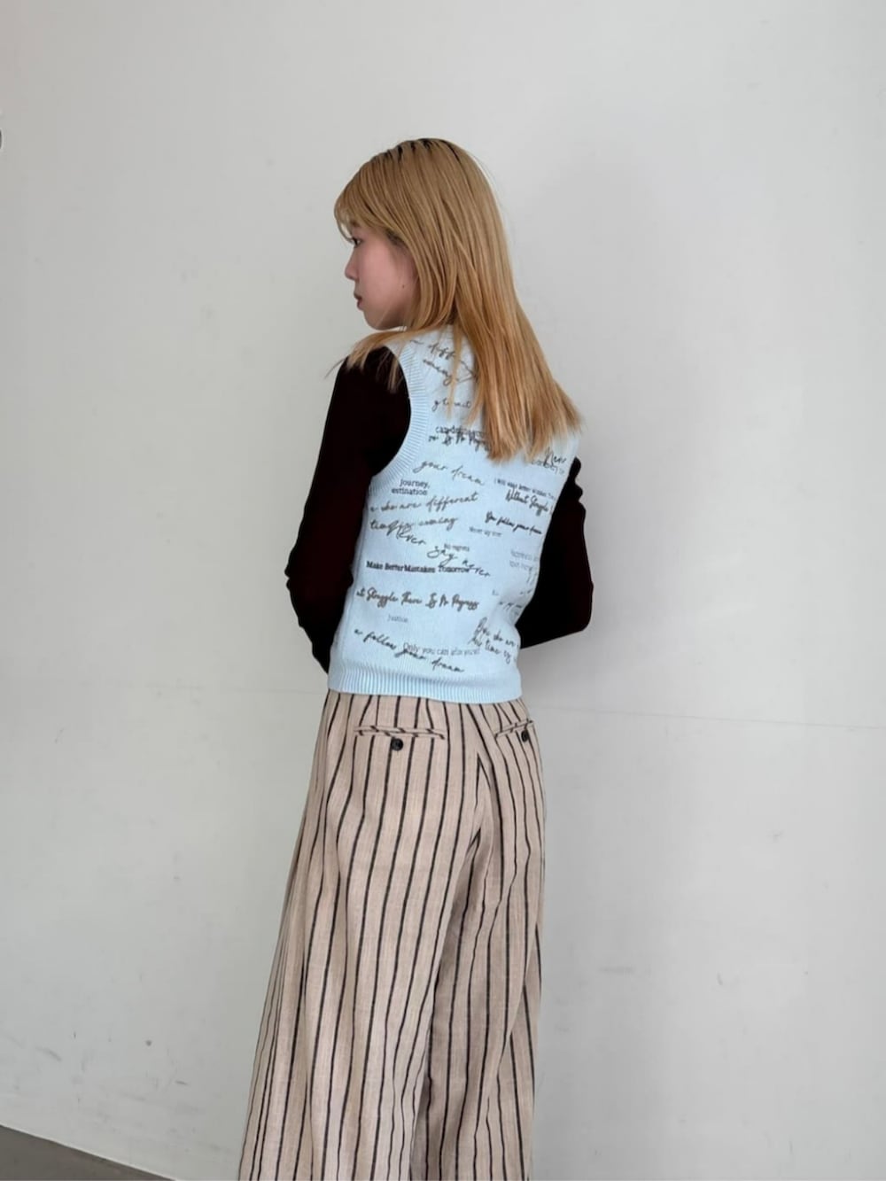 「メゾンスペシャル、maisonspecial、ベスト、レイヤードスタイル、春コーデ、ストライプパンツ、モード、大人女子、刺繍」｜「MAISON SPECIALの【25SPRING PRE-ORDER】Loafers Sabot Shoes/ローファークロッグス【MAISON SPECIAL/メゾンスペシャル】（ローファー、ブラック系）」を使った、MAISON SPECIALさん（レディース・168cm）の冬コーディネートの2枚目の写真