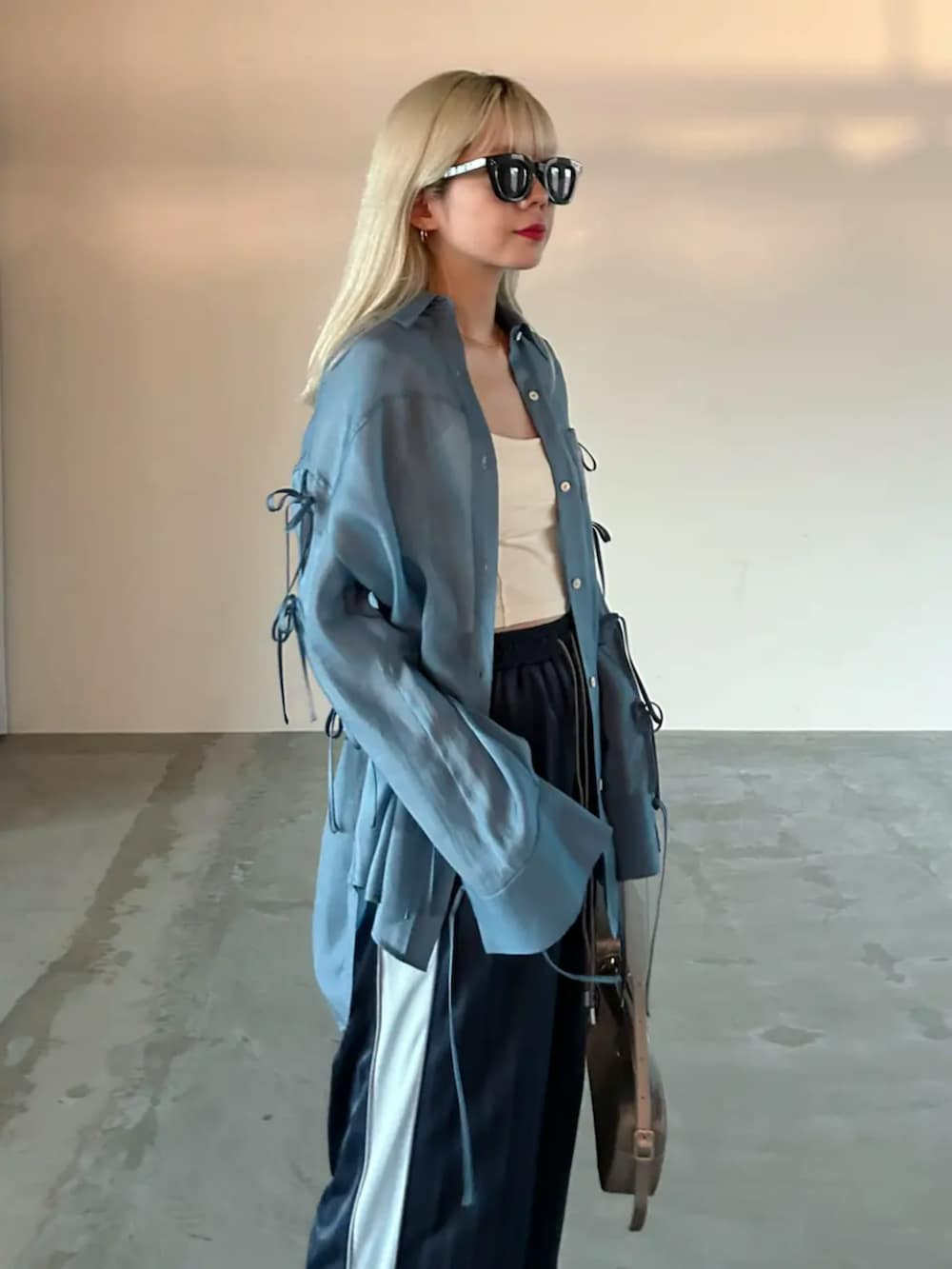 「メゾンスペシャル、maisonspecial、レディースファッション、トラックパンツ、スポーツミックス、シアーシャツ、リボン、お出かけコーデ、大人カジュアル、春夏コーデ、シンプルコーデ、きれいめカジュアル、春ファッション、大人コーデ、ラクチンコーデ」｜「MAISON SPECIALの2way Pointed Wedge Pumps/2WAYポインテッドウェッジパンプス【MAISON SPECIAL/メゾンスペシャル】（パンプス、シルバー系）」を使った、MAISON SPECIALさん（レディース・162cm）の春コーディネートの2枚目の写真