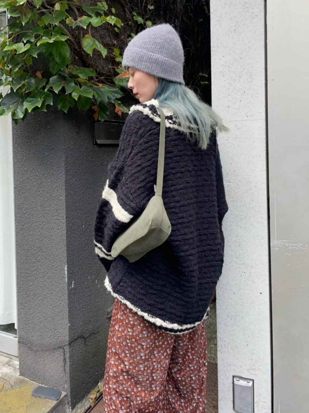 グリーン系のショルダーバッグ、ブラック系のニット/セーター、ブラウン系のその他パンツを着用したレディースの秋コーディネートの3枚目の写真