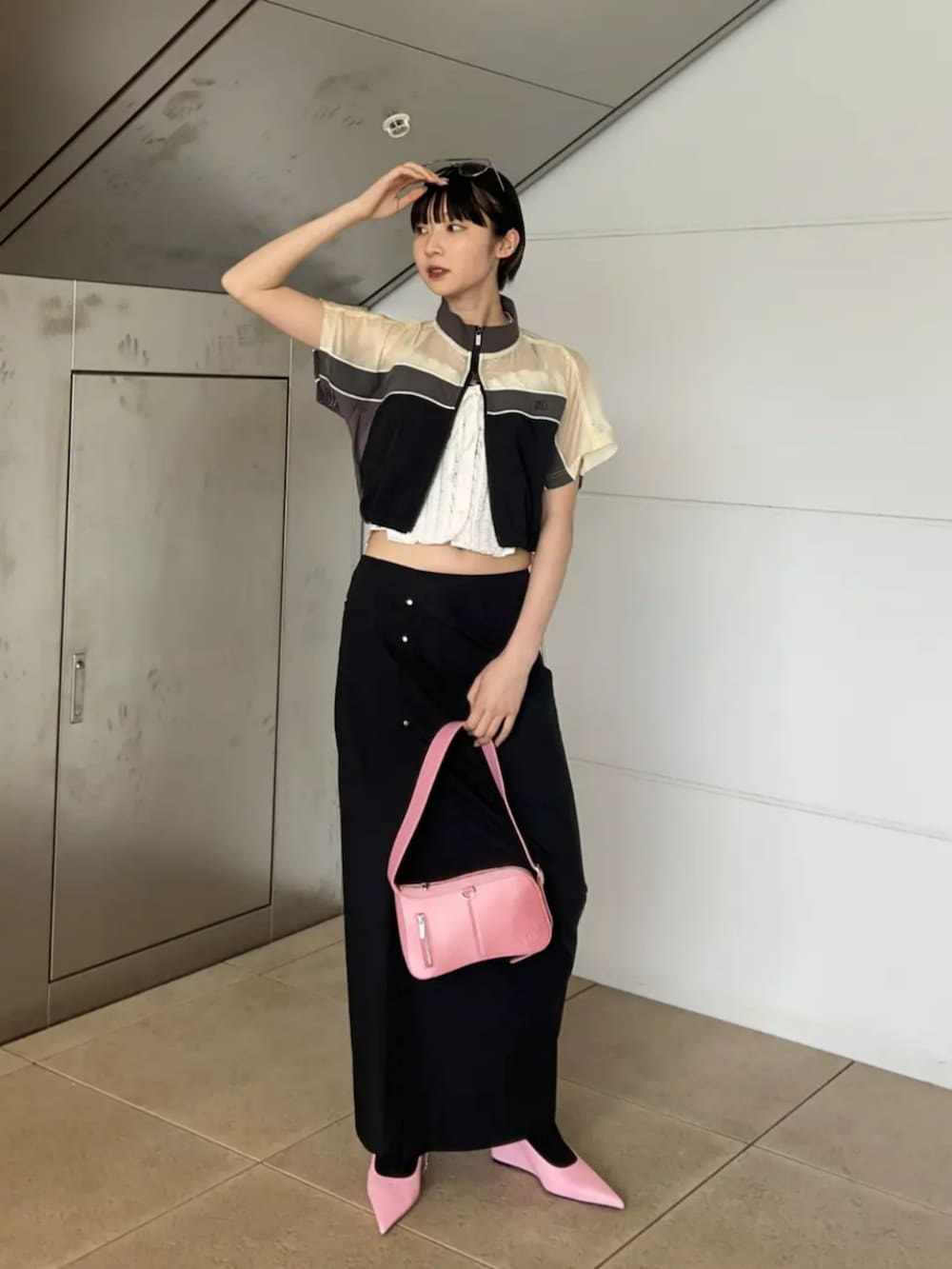 「メゾンスペシャル、maisonspecial、モード、夏コーデ、シャツスタイル、タイトスカート、スカートコーデ、お出かけコーデ、サングラス、春夏コーデ、シンプルコーデ、休日スタイル、大人女子、シンプルスタイル、ピンク」｜「MAISON SPECIALの2way Pointed Wedge Pumps/2WAYポインテッドウェッジパンプス【MAISON SPECIAL/メゾンスペシャル】（パンプス、ピンク系）」を使った、MAISON SPECIALさん（レディース・166cm）の春コーディネートの3枚目の写真