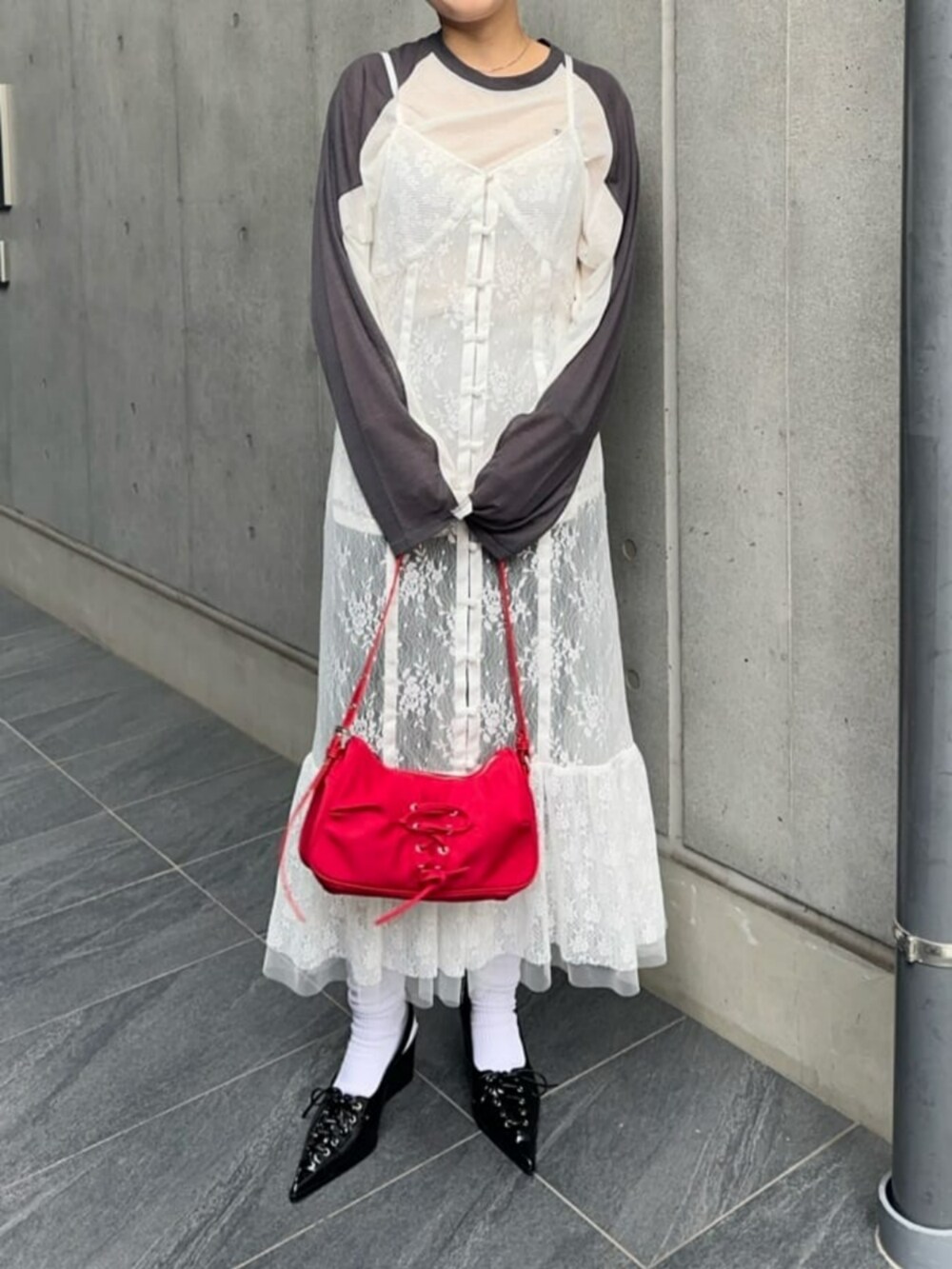 「メゾンスペシャル、maisonspecial、デニムジャケット、オーバーサイズ、春コーデ、レイヤードスタイル、キャミワンピ、ショルダーバッグ、モード、ラグランTシャツ」｜「MAISON SPECIALの【25SPRING PRE-ORDER】Oversize Flocking Denim Jacket/オーバーサイズフロッキーデニムジャケット【MAISON SPECIAL/メゾンスペシャル】■セットアップ対応■（デニムジャケット、ブラック系）」を使った、MAISON SPECIALさん（レディース・162cm）の冬コーディネートの4枚目の写真