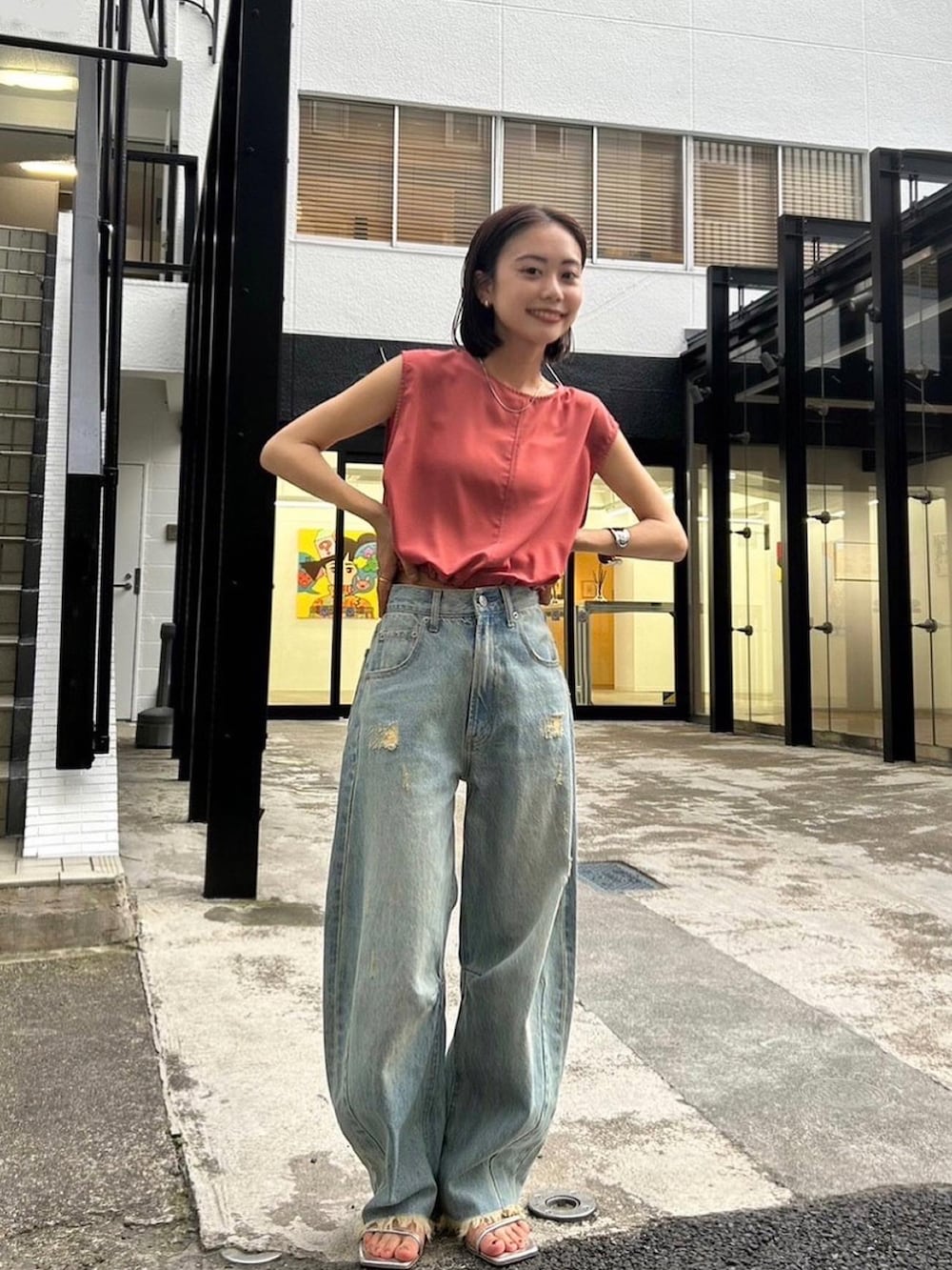 ピンク系のシャツ/ブラウス、ブルー系のデニムパンツを着用したレディースの夏コーディネートの3枚目の写真