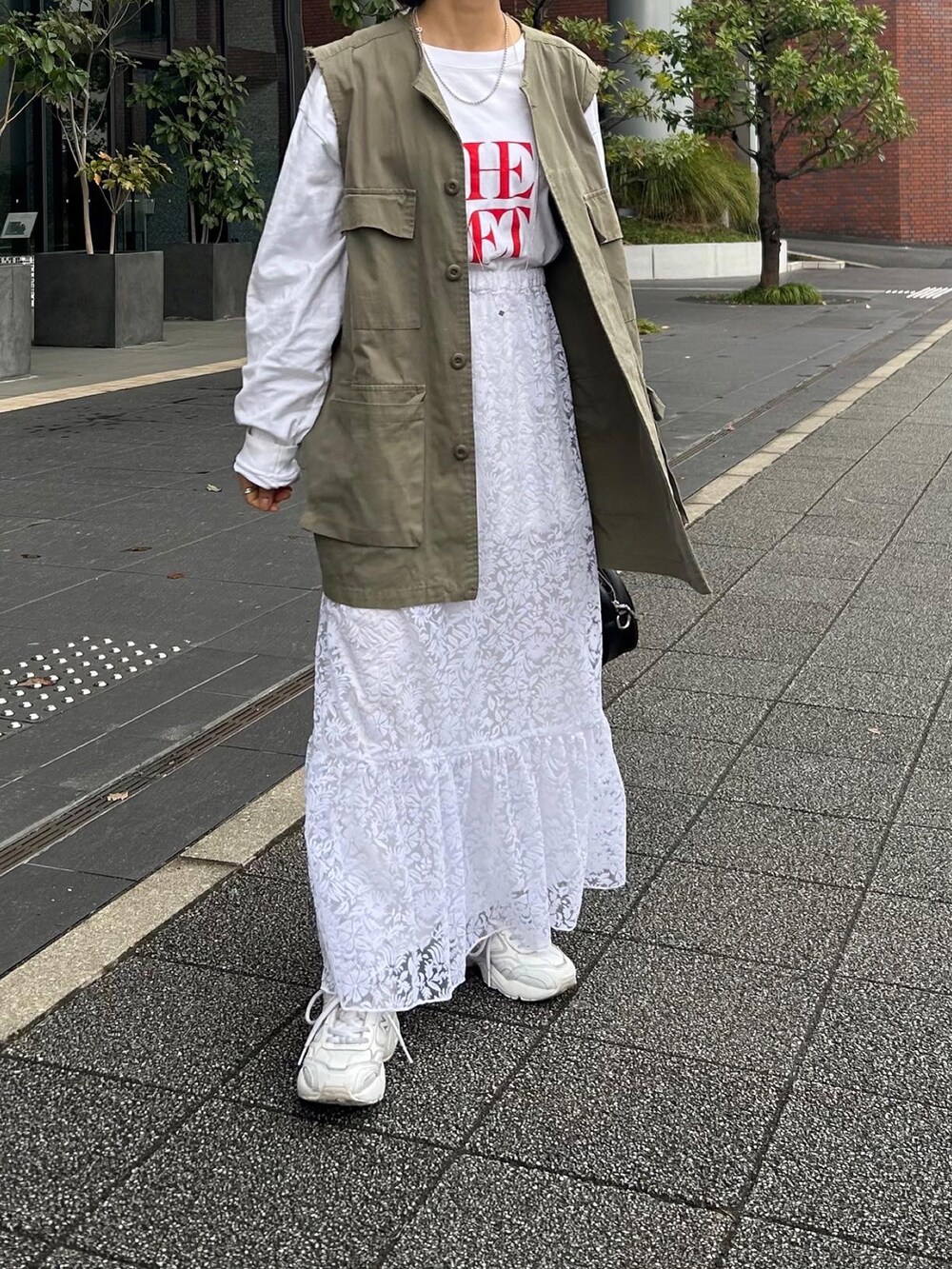 ホワイト系のTシャツ/カットソー、ホワイト系のスカートを着用したレディースの春コーディネートの3枚目の写真