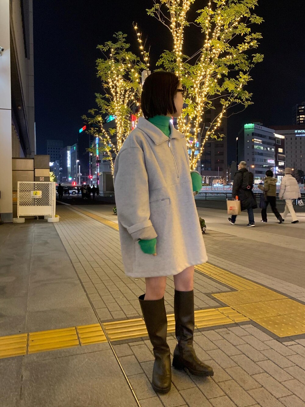 ホワイト系のニット/セーター、ブルー系のニット/セーターを着用したレディースの冬コーディネートの2枚目の写真