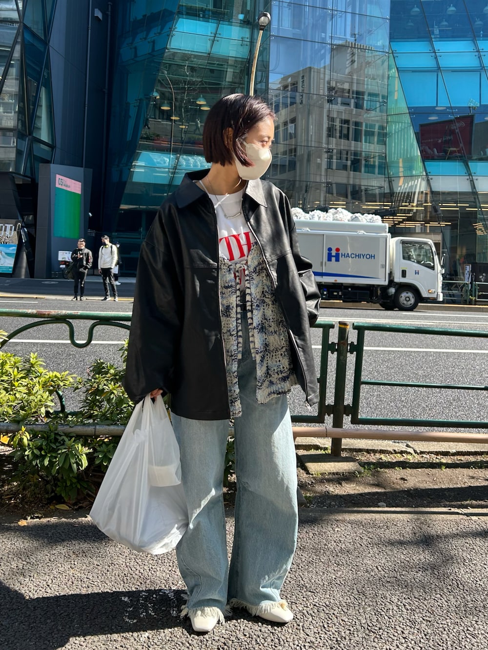 ブラック系のその他アウター、ブルー系のデニムパンツを着用したレディースの冬コーディネートの2枚目の写真