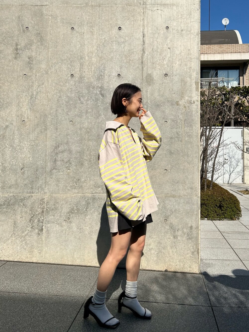 イエロー系のTシャツ/カットソー、ブラック系のその他パンツ、ブラック系のサンダルを着用したレディースの冬コーディネートの2枚目の写真