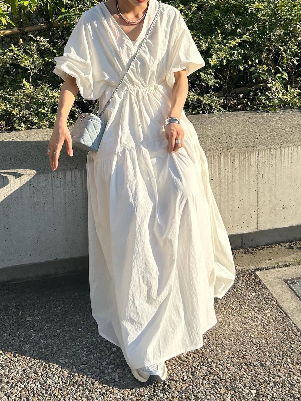 「ワンピース、夏ワンピース、白ワンピース、夏、休日スタイル、オトナカワイイ、低身長女子、デート、スニーカーコーデ」｜「mysticのドロストギャザーワンピース（ワンピース、ピンク系）」を使った、sugawara aoiさん（レディース・148cm）の夏コーディネートの3枚目の写真