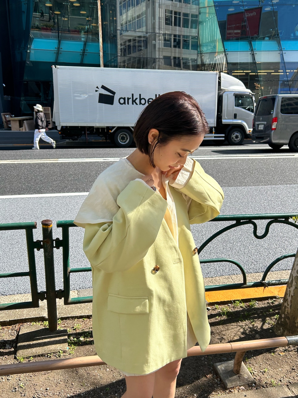 グリーン系のノーカラージャケット、ホワイト系のシャツ/ブラウスを着用したレディースの冬コーディネートの2枚目の写真