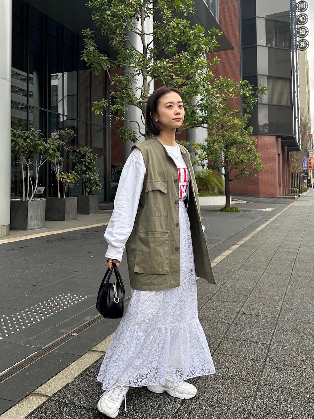 ホワイト系のTシャツ/カットソー、ホワイト系のスカートを着用したレディースの春コーディネートの2枚目の写真