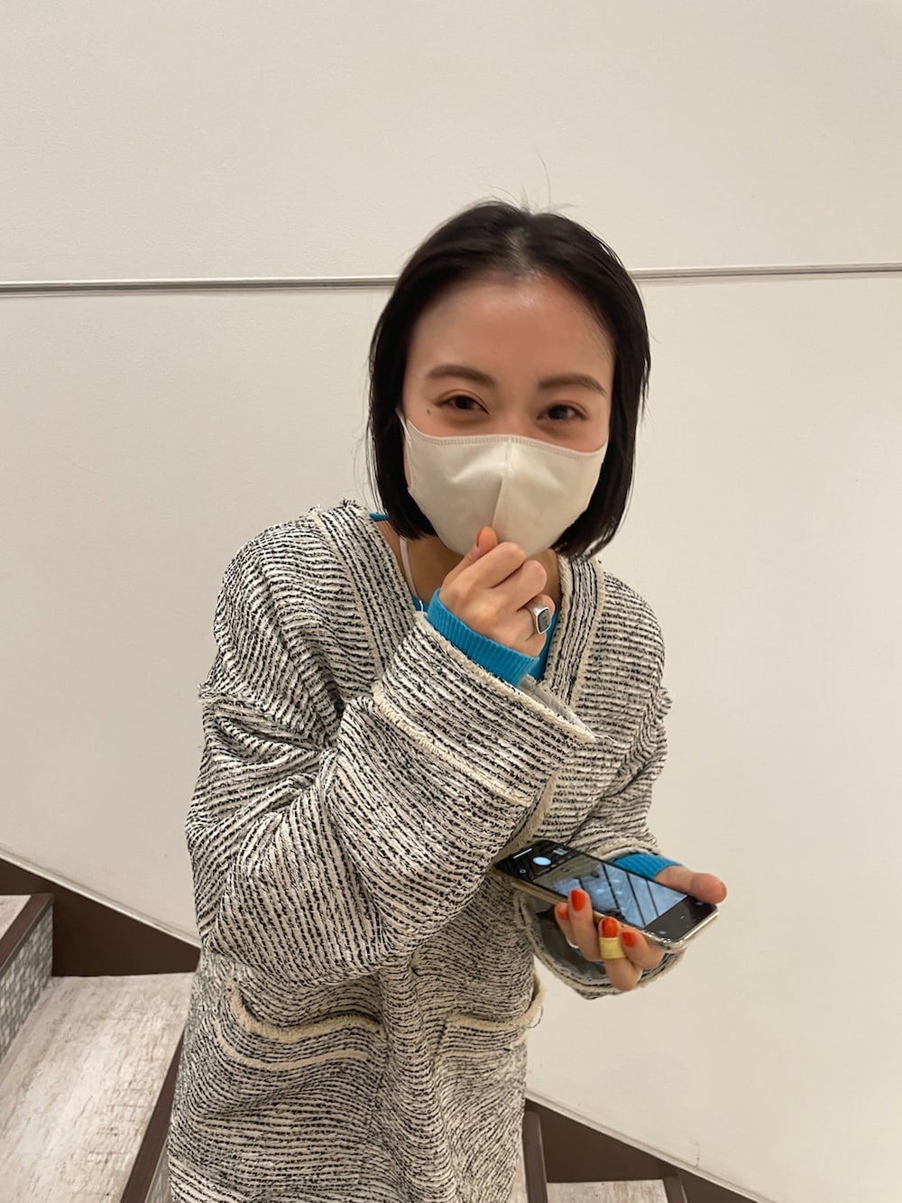 ベージュ系のその他トップス、ブラック系のブーツを着用したレディースの冬コーディネートの2枚目の写真