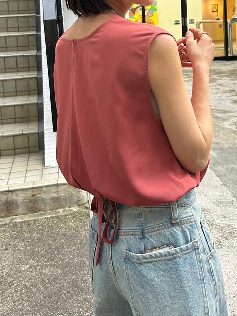 ピンク系のシャツ/ブラウス、ブルー系のデニムパンツを着用したレディースの夏コーディネートの4枚目の写真