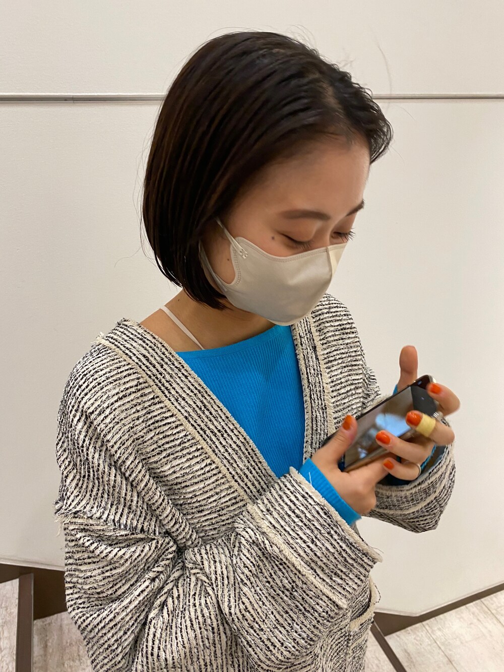 ベージュ系のその他トップス、ブラック系のブーツを着用したレディースの冬コーディネートの3枚目の写真