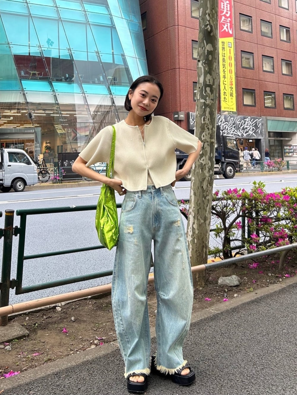 「このスタイルがお気に入り、夏、オトナカジュアル、パンツスタイル、サンダルコーデ、低身長女子、ショート丈トップス、厚底サンダル、デニムコーデ」｜「mysticの【mysticカラー】半袖Wジップニット（ニット/セーター、ホワイト系）」を使った、sugawara aoiさん（レディース・148cm）の夏コーディネートの2枚目の写真