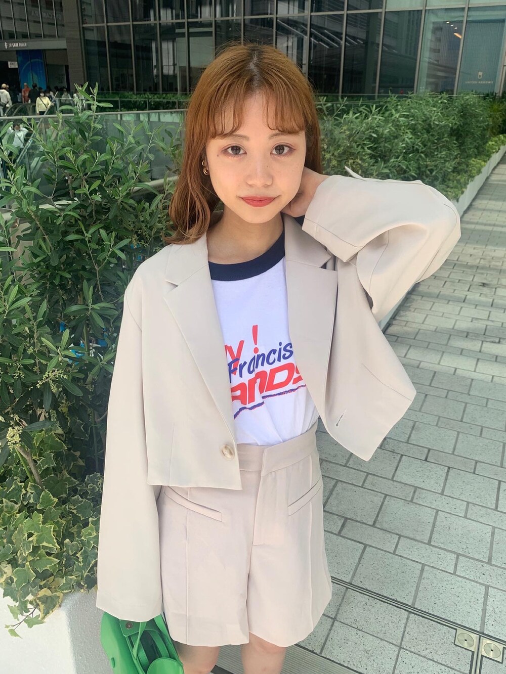 ホワイト系のTシャツ/カットソー、ホワイト系のテーラードジャケット、ホワイト系のその他パンツを着用したレディースの春コーディネートの2枚目の写真