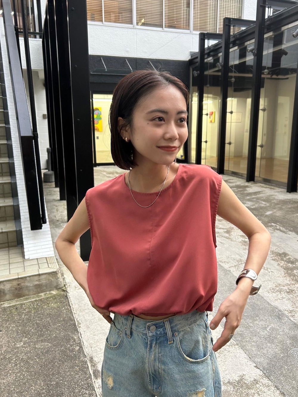 ピンク系のシャツ/ブラウス、ブルー系のデニムパンツを着用したレディースの夏コーディネートの2枚目の写真