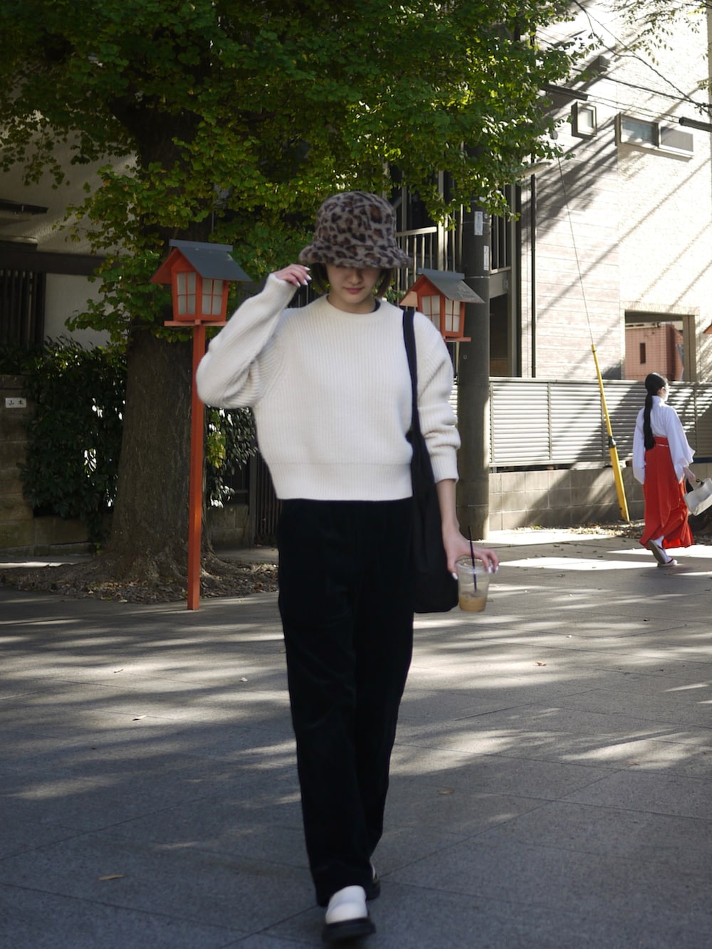 ホワイト系のニット/セーター、ブラック系のその他パンツ、ホワイト系のブーツを着用したレディースの秋コーディネートの2枚目の写真
