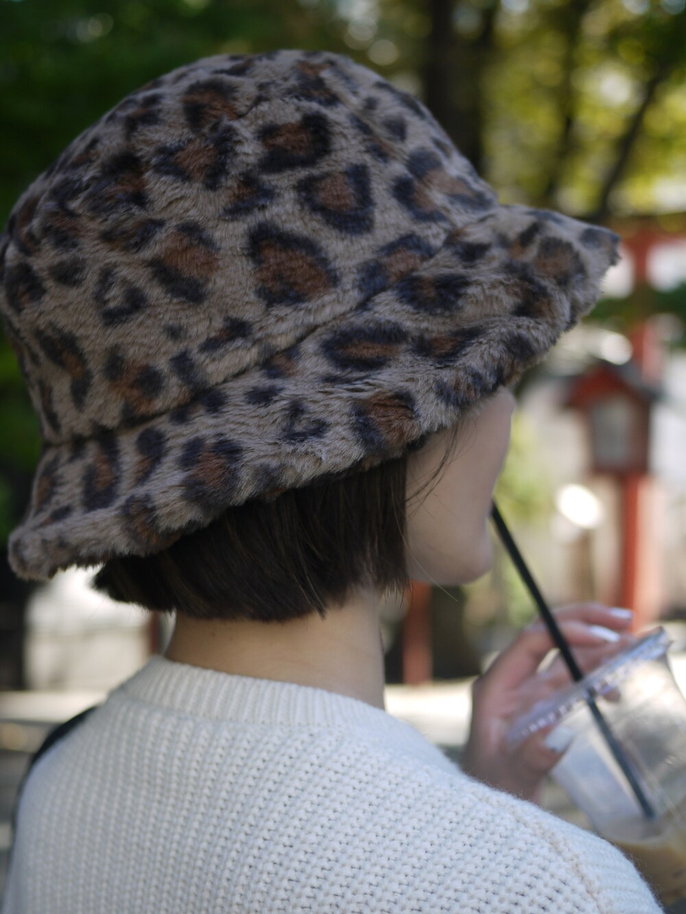 ホワイト系のニット/セーター、ブラック系のその他パンツ、ホワイト系のブーツを着用したレディースの秋コーディネートの3枚目の写真