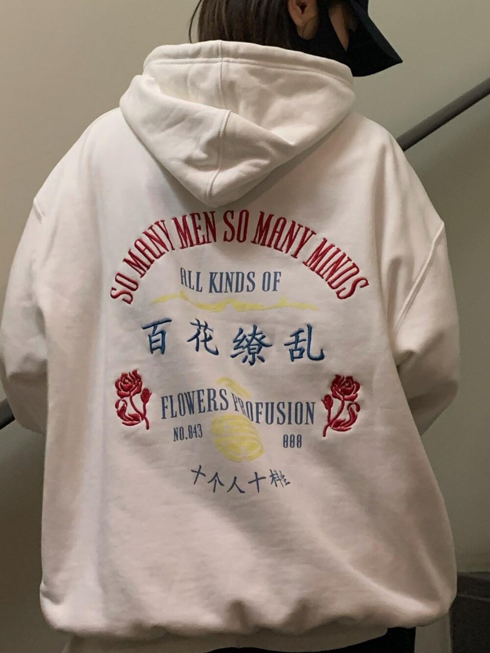 ホワイト系のパーカーを着用したレディースの秋コーディネートの2枚目の写真