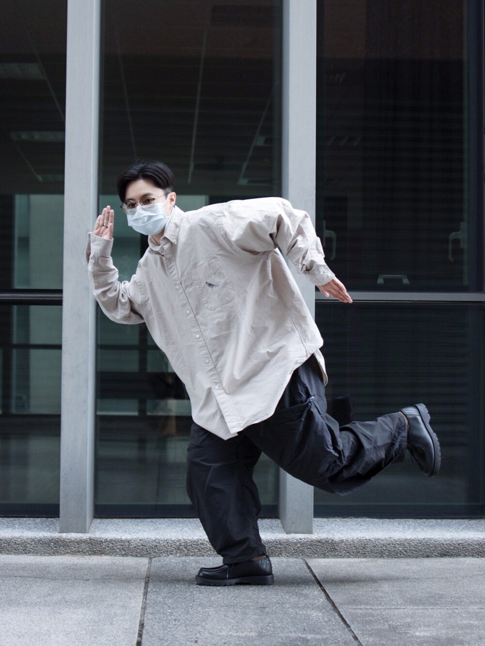 ブラック系のチノパンツ、ブラック系のシューズ、ベージュ系のシャツ/ブラウスを着用したメンズの冬コーディネートの4枚目の写真