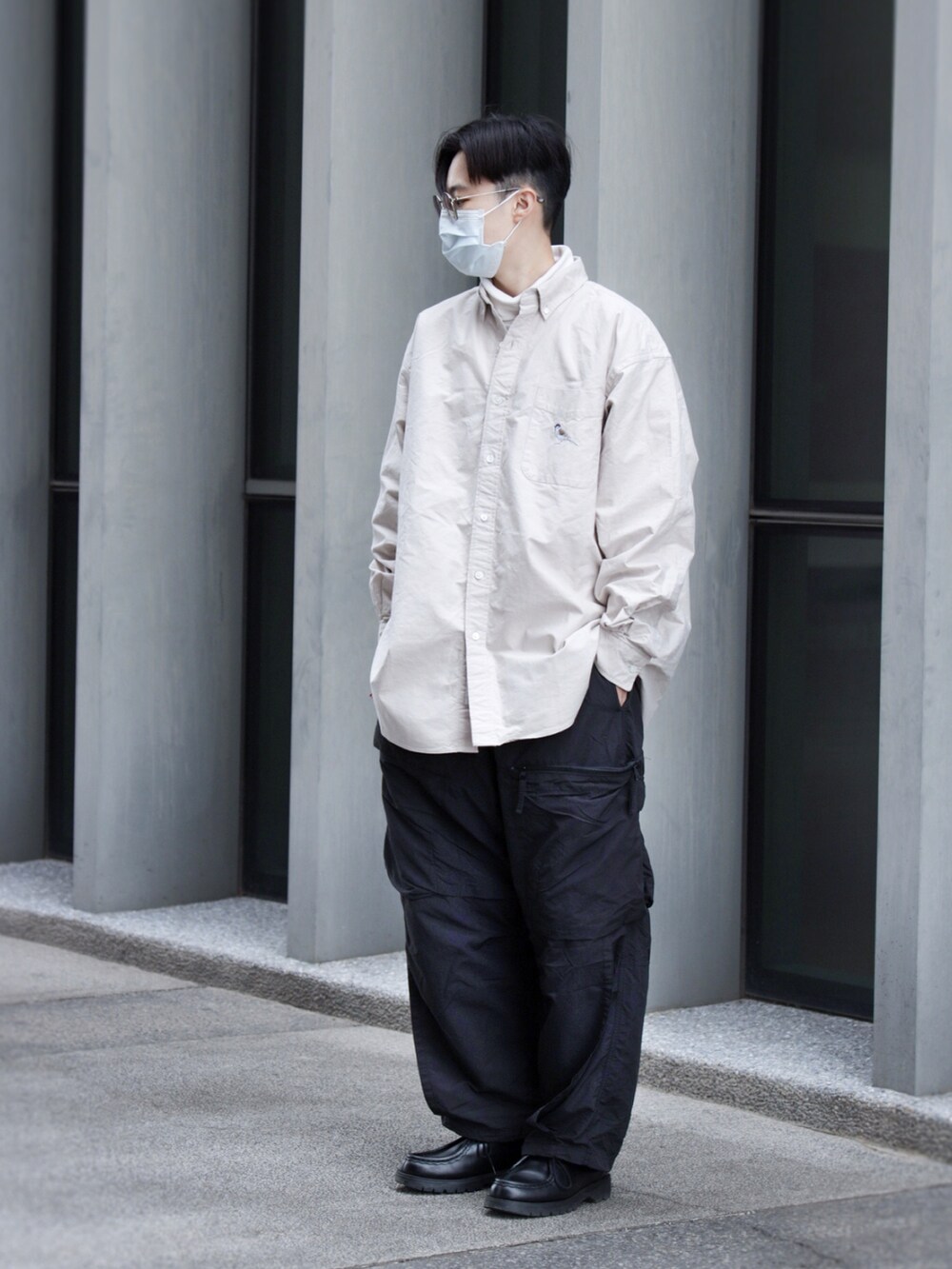 ブラック系のチノパンツ、ブラック系のシューズ、ベージュ系のシャツ/ブラウスを着用したメンズの冬コーディネートの3枚目の写真