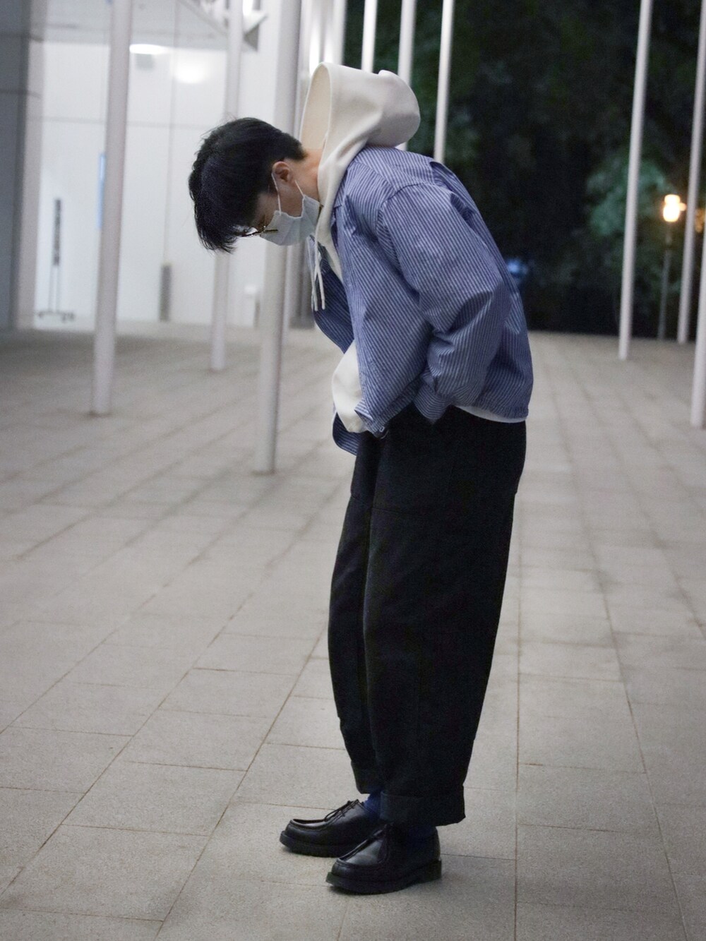 ブルー系のシャツ/ブラウス、グレー系のチノパンツ、ブラック系のシューズを着用したメンズの春コーディネートの3枚目の写真