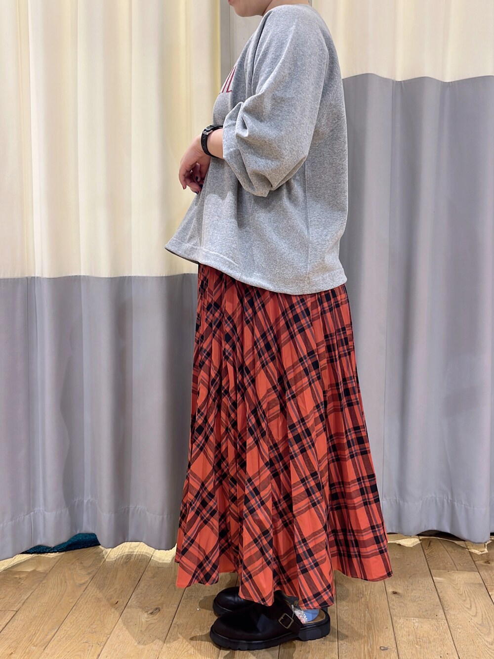 「サマンサ モスモス(Samansa Mos2)、秋服コーデ、秋、オトナ女子、ロングスカート、オトナカジュアル、カジュアル、チェック、プリーツスカート、スウェット、ショートヘア」｜「Samansa Mos2の【吸水速乾】ふんわりスリーブドロストスウェット（Tシャツ/カットソー、グレー系）」を使った、お芋ちゃん🐔🍠さん（レディース・160cm）の秋コーディネートの2枚目の写真