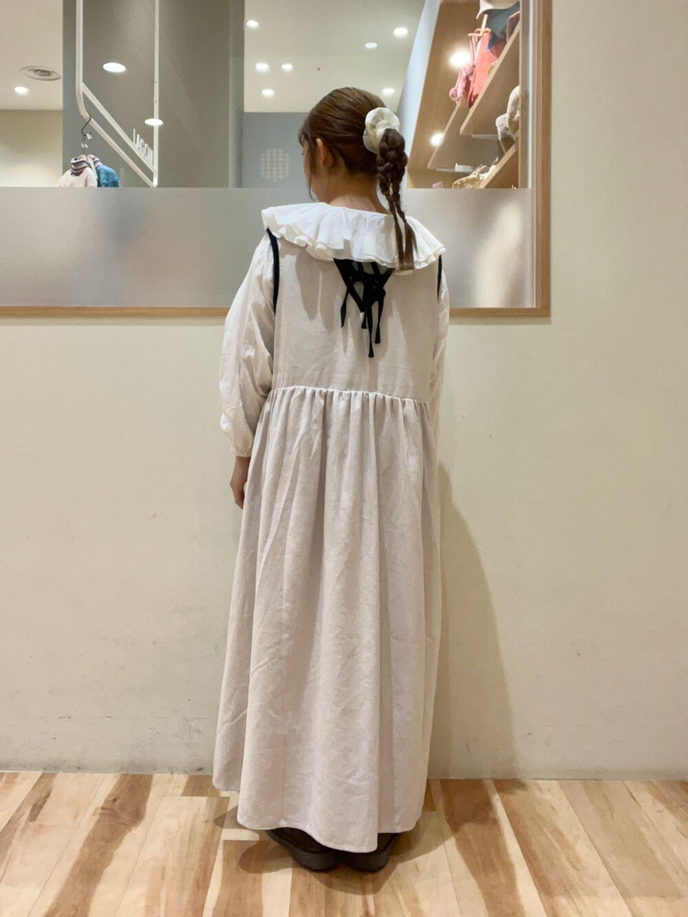 「Samansa Mos2、サマンサ モスモス(Samansa Mos2)、SM2、冬コーデ、ガーリー、ワンピース、ニット、前後着ニット、ブラウス、レースアップブーツ、かごバッグ、ホワイトコーデ、低身長、低身長コーデ」｜「Samansa Mos2の襟フリル前開きブラウス（シャツ/ブラウス、ホワイト系）」を使った、moeさん（レディース・152cm）の冬コーディネートの3枚目の写真