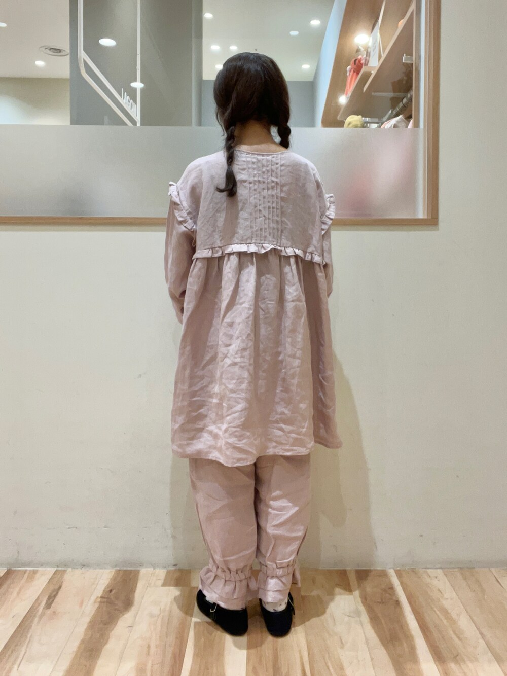 「Samansa Mos2、SM2、サマンサ モスモス(Samansa Mos2)、ガーリー、ナチュラル、セットアップ、リネン、ブラウス、パンツスタイル、ピンク、フリル、低身長」｜「Samansa Mos2のフリル切替リネンチュニックブラウス（チュニック、ピンク系）」を使った、moeさん（レディース・152cm）の秋コーディネートの2枚目の写真