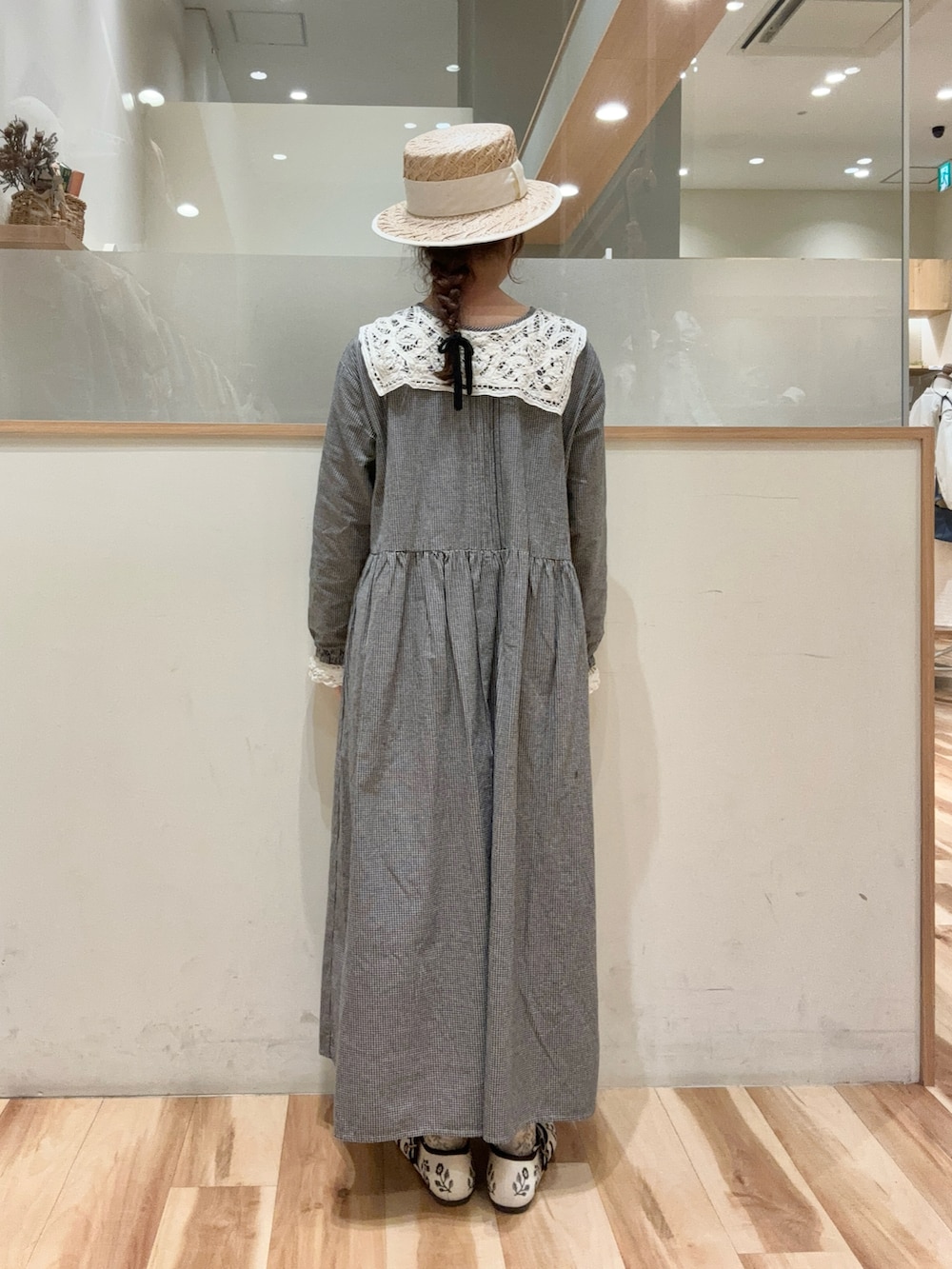 「Samansa Mos2、SM2、サマンサ モスモス(Samansa Mos2)、ガーリー、春コーデ、レイヤードスタイル、ワンピース、バテンレース、チュールワンピース、前後2way、カンカン帽、ストラップシューズ」｜「Samansa Mos2の【Sサイズ / WEB限定】バテンレース前後2WAYワンピース（ワンピース、グレー系）」を使った、moeさん（レディース・152cm）の春コーディネートの4枚目の写真