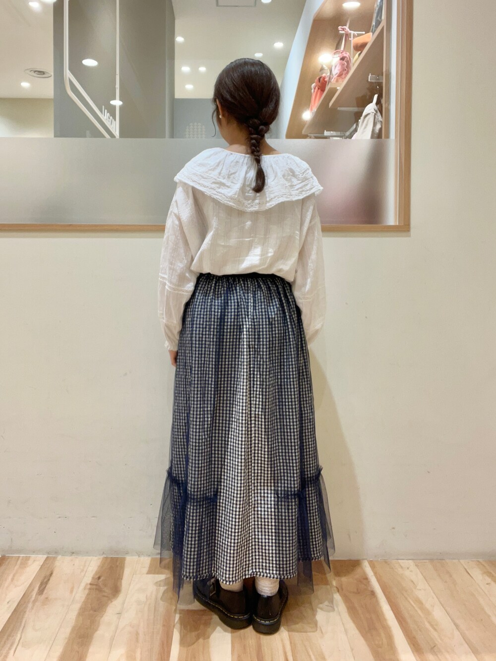 「SM2、Samansa Mos2、サマンサ モスモス(Samansa Mos2)、スカート、カーティガン、襟付きトップス、ブラウス、リバーシブル、ショルダーバッグ、低身長」｜「Samansa Mos2のフリル襟レースブラウス（シャツ/ブラウス、ホワイト系）」を使った、moeさん（レディース・152cm）の秋コーディネートの3枚目の写真