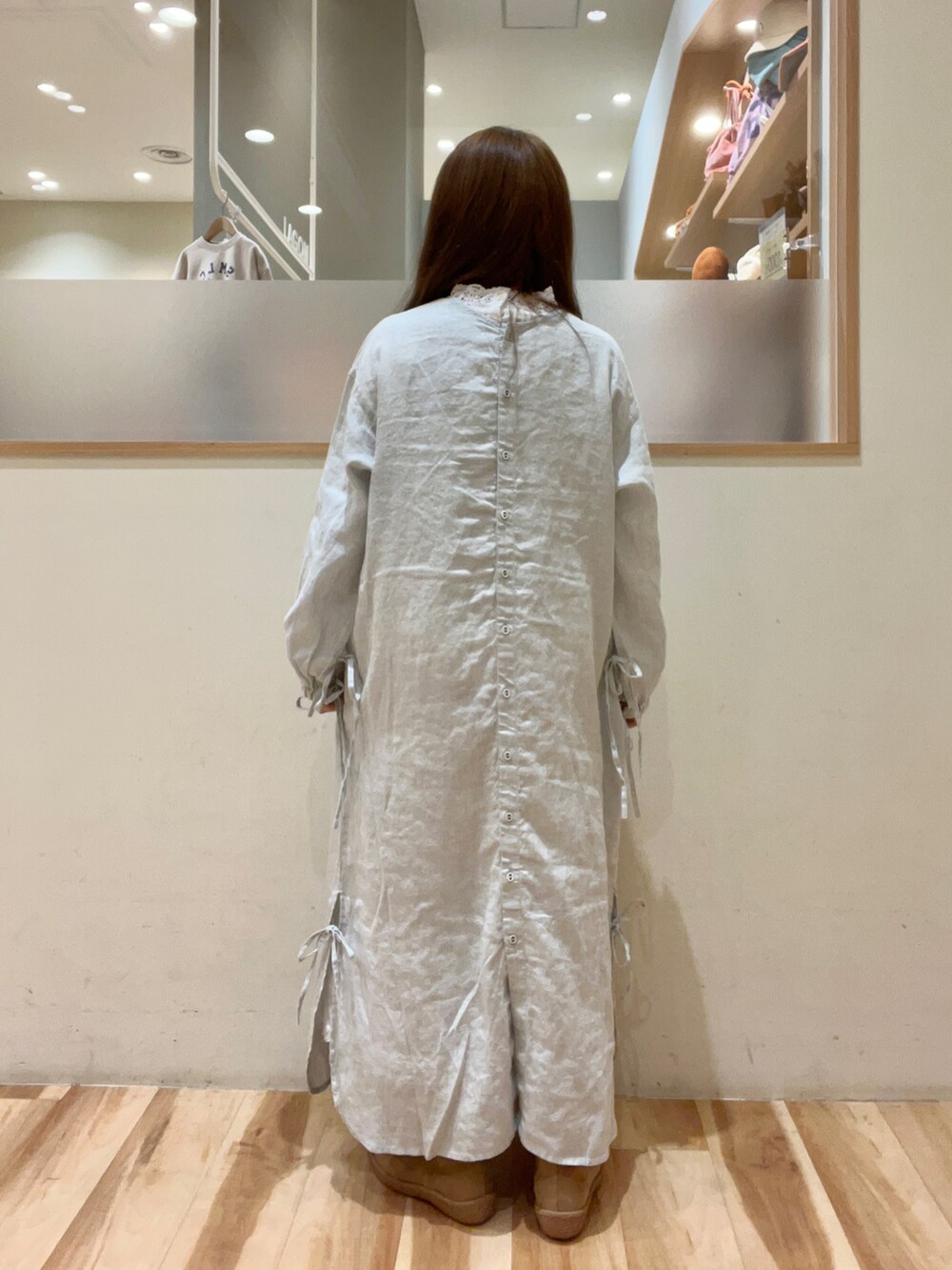「Samansa Mos2、サマンサモスモス、SM2、冬コーデ、ナチュラル、ワンピース、カーディガン、リネン、リネンワンピース、モカシンブーツ、ニットワッチ、寒色系、低身長、低身長コーデ」｜「Samansa Mos2の【マシンウォッシャブル】前後着ジャカードニット（ニット/セーター、ベージュ系）」を使った、moeさん（レディース・152cm）の秋コーディネートの3枚目の写真