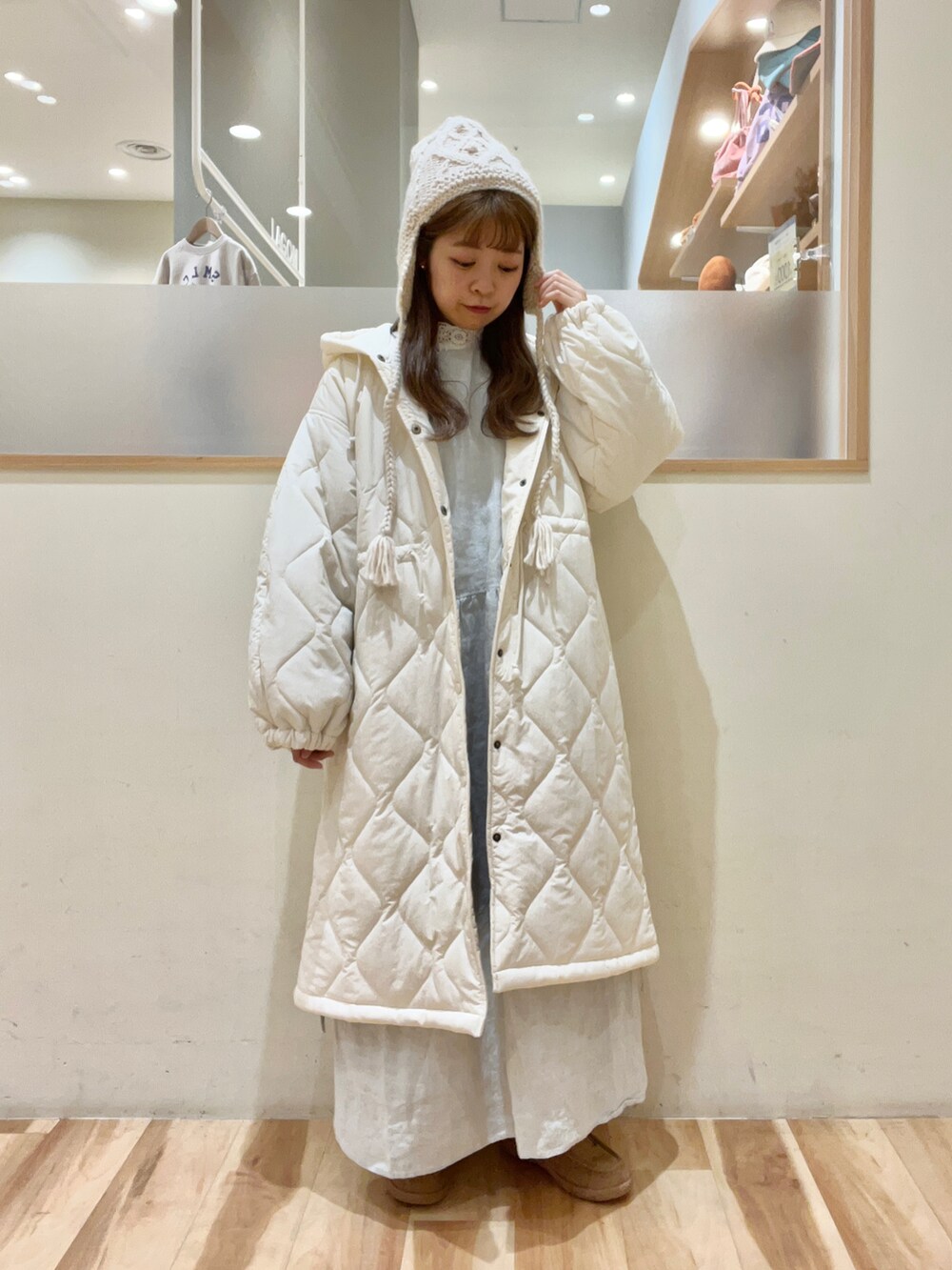 「Samansa Mos2、サマンサ モスモス(Samansa Mos2)、SM2、冬コーデ、コート、キルティング、モカシンブーツ、ニットワッチ、低身長、低身長コーデ、ホワイトコーデ」｜「Samansa Mos2のキルティングスノーコート（その他アウター、ホワイト系）」を使った、moeさん（レディース・152cm）の秋コーディネートの2枚目の写真