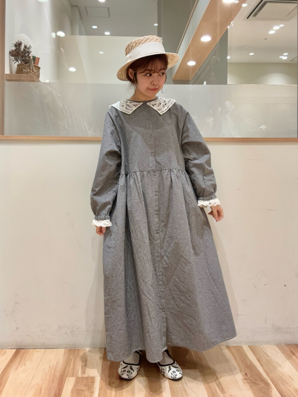 「Samansa Mos2、SM2、サマンサ モスモス(Samansa Mos2)、ガーリー、春コーデ、レイヤードスタイル、ワンピース、バテンレース、チュールワンピース、前後2way、カンカン帽、ストラップシューズ」｜「Samansa Mos2の【Sサイズ / WEB限定】バテンレース前後2WAYワンピース（ワンピース、グレー系）」を使った、moeさん（レディース・152cm）の春コーディネートの3枚目の写真