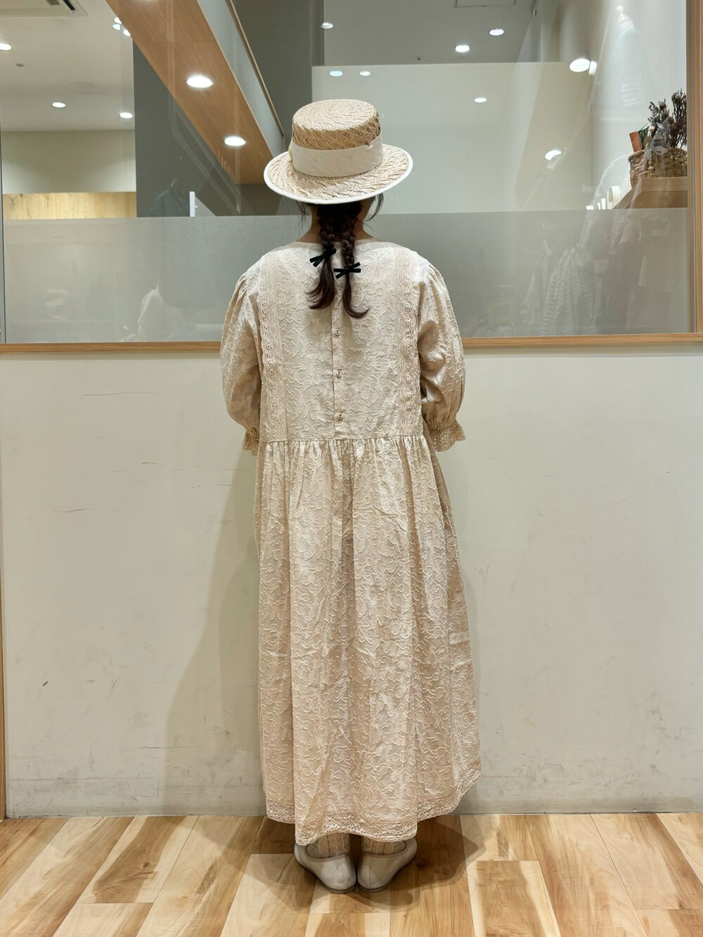 「Samansa Mos2、サマンサ モスモス(Samansa Mos2)、SM2、ガーリー、ワンピース、春コーデ、レース、バレエシューズ、カンカン帽、低身長」｜「Samansa Mos2の【Sサイズ / WEB限定】レースパッチワークワンピース（ワンピース、ホワイト系）」を使った、moeさん（レディース・152cm）の春コーディネートの3枚目の写真