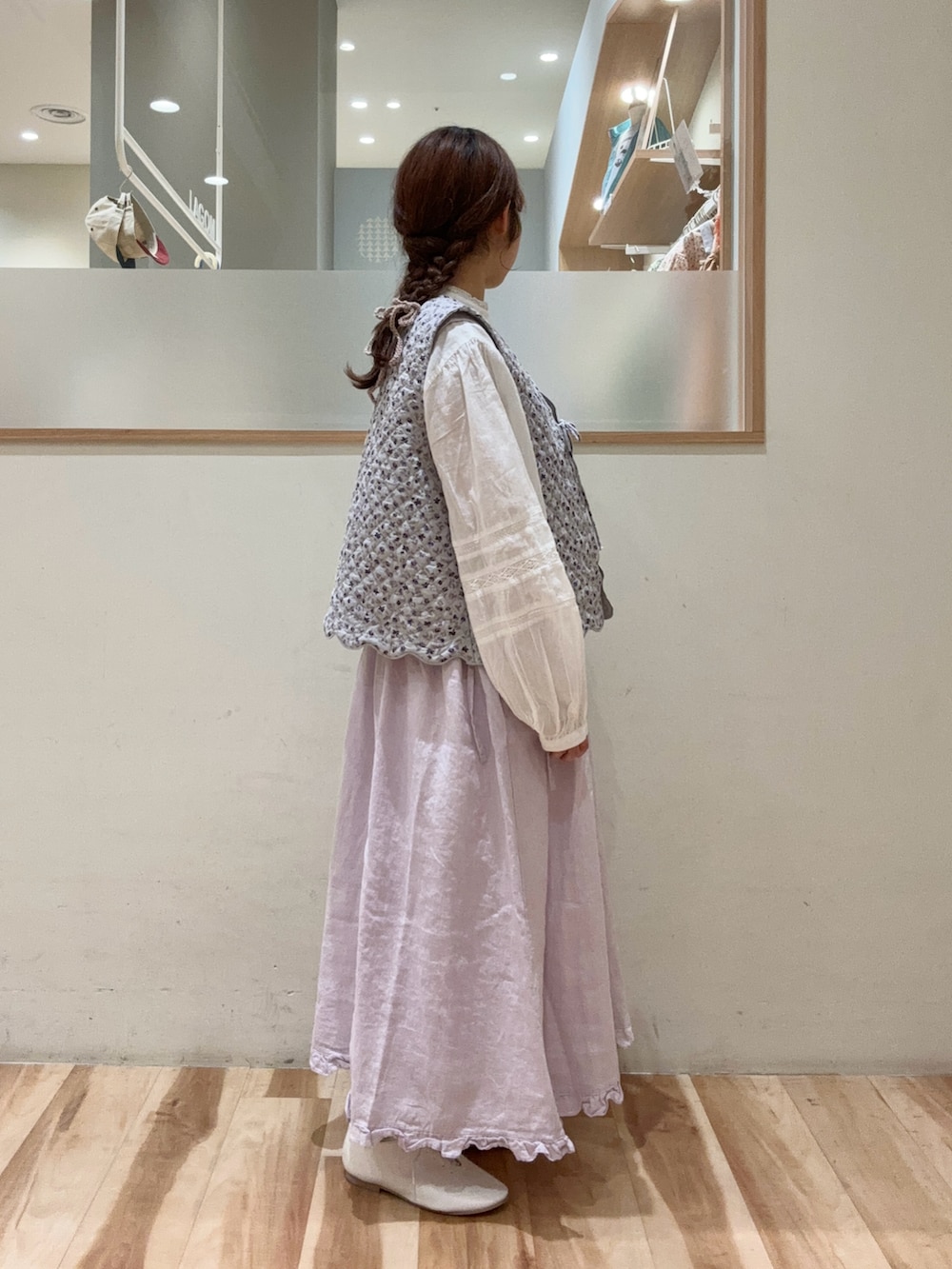 「Samansa Mos2、SM2、サマンサ モスモス(Samansa Mos2)、春コーデ、キルトベスト、ワンピース、ブラウス、ナチュラルガーリー、綿、リネン、レイヤードスタイル、ラベンダー、低身長」｜「Samansa Mos2の【india crafts】ギャザーレースブラウス（シャツ/ブラウス、ホワイト系）」を使った、moeさん（レディース・152cm）の春コーディネートの3枚目の写真