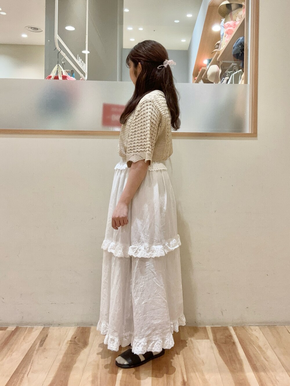 「Samansa Mos2、サマンサ モスモス(Samansa Mos2)、SM2、ガーリー、襟付きトップス、カーディガン、スカート、スカラップレース、なみなみ、カンカン帽、サンダル、低身長コーデ」｜「Samansa Mos2の透かしパッチワーク風カーディガン（カーディガン/ボレロ、ホワイト系）」を使った、moeさん（レディース・152cm）の夏コーディネートの3枚目の写真