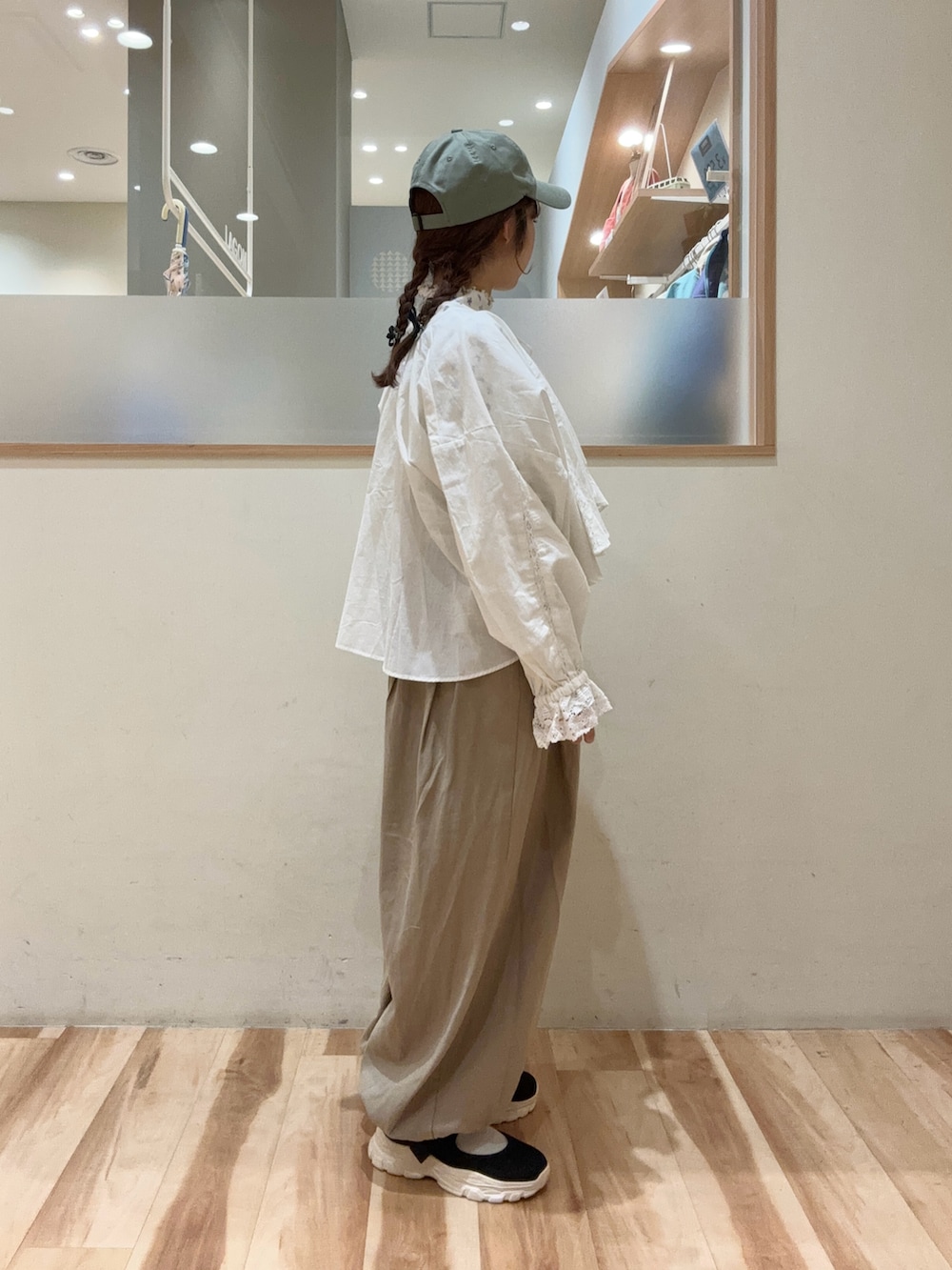 ホワイト系のシャツ/ブラウス、パープル系のTシャツ/カットソー、ベージュ系のその他パンツを着用したレディースの春コーディネートの3枚目の写真