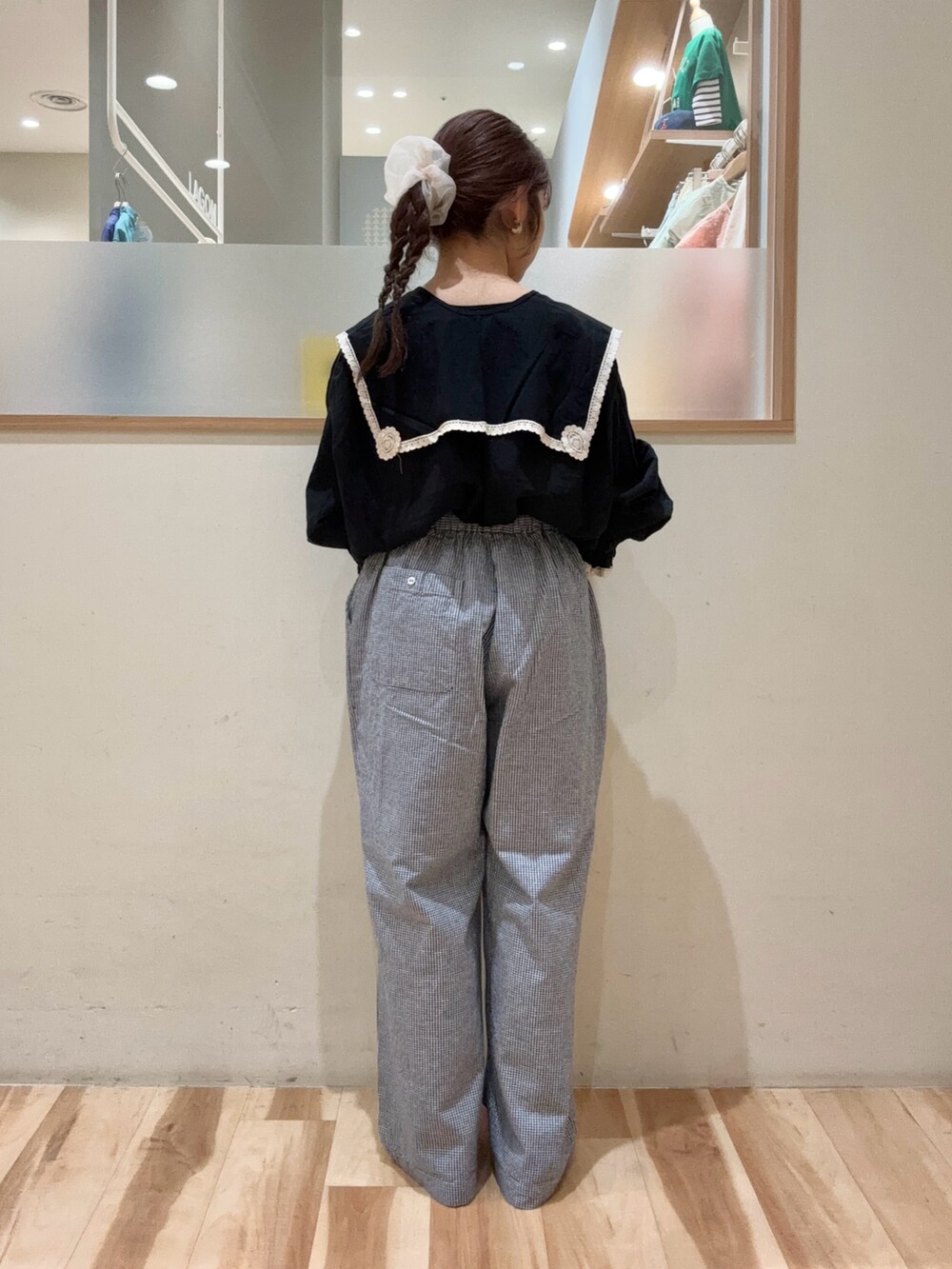 「Samansa Mos2、SM2、ゆべし×SamansaMos2、ナチュラルガーリー、ブラウス、ストレートパンツ、ギンガムチェック、襟付きトップス、ブラック、カンカン帽、バレエシューズ、低身長、低身長コーデ、春コーデ」｜「Samansa Mos2の【ゆべし×Samansa Mos2】つけ襟ブラウス（シャツ/ブラウス、ブラック系）」を使った、moeさん（レディース・152cm）の春コーディネートの2枚目の写真